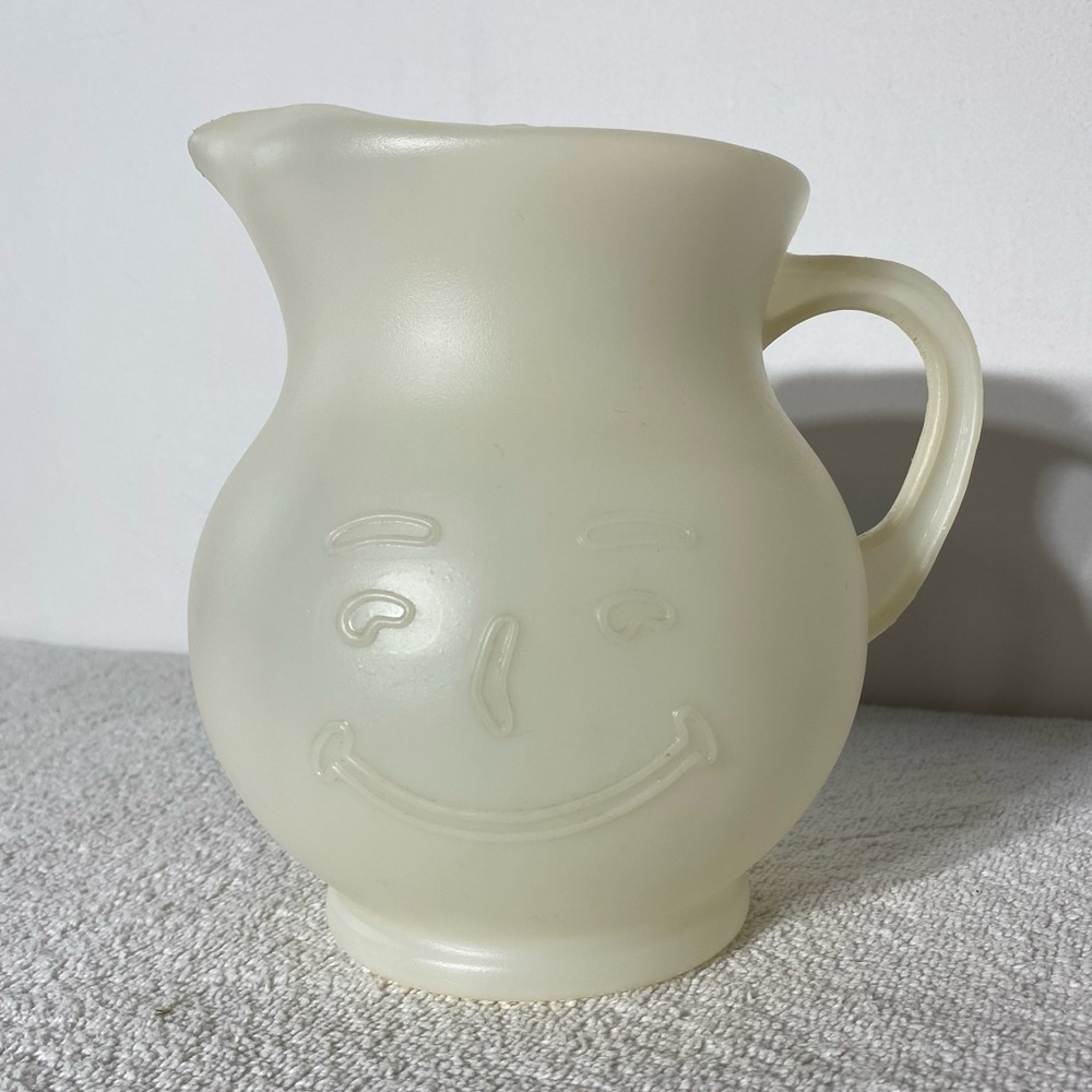 Vintage Kool-Aid Man 2 quart Plastic Pitcher